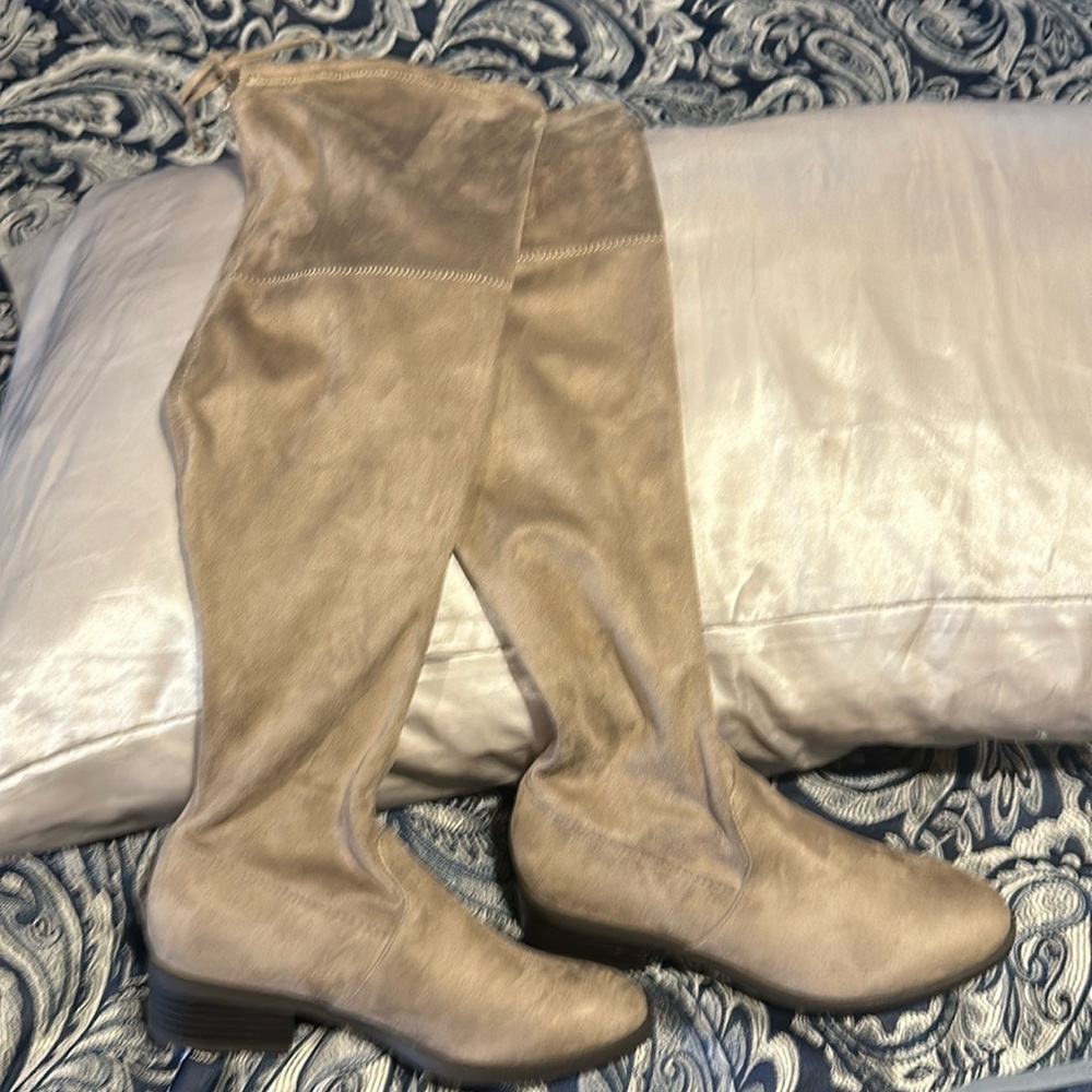 unisa size 6 knees hi boots